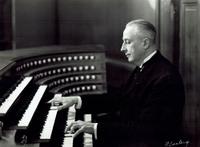 Marcel Dupré jouant de l'orgue