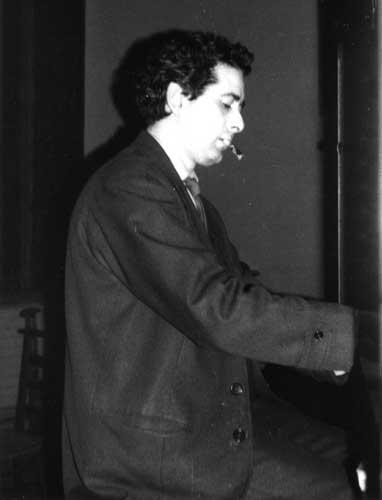 Pierre VIdal jouant de l'orgue
